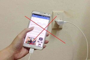 tranh su dung thiet bi dien khi dang sac