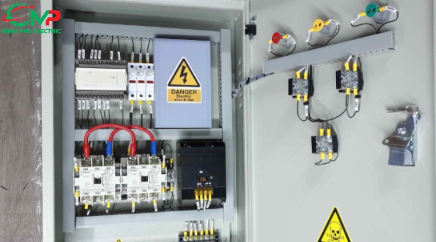 MÁY PHÁT ĐIỆN 1000KVA CÓ CẦN TỦ CHUYỂN NGUỒN 1 Tủ chuyển nguồn cho máy phát điện 1000kVA là gì?